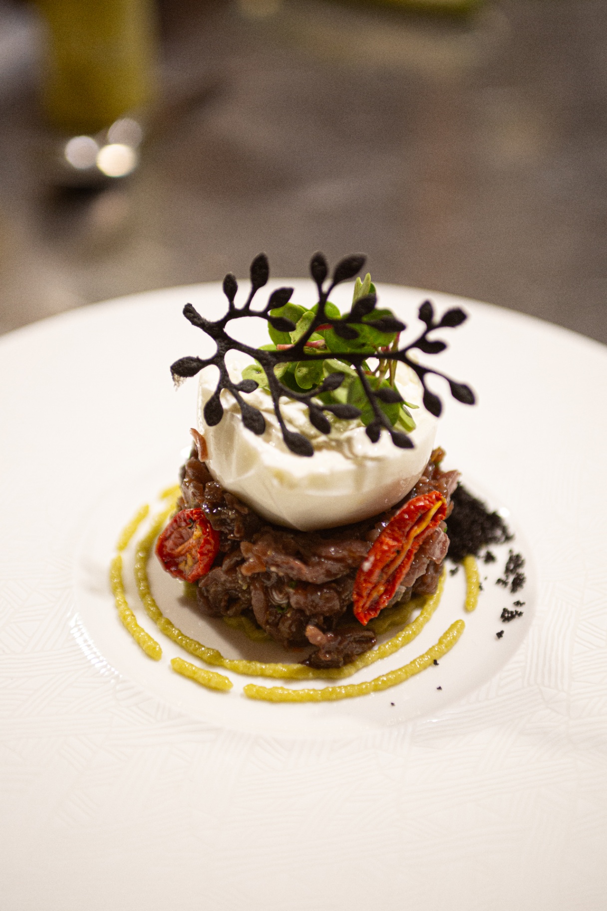 Piatto gourmet con burrata e tartare